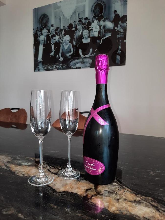 Lichtrijk En Comfortabel Hoekappartement Met Gratis Parking En Zeer Centraal Gelegen - Comme Chez Soi Oostende Exteriör bild