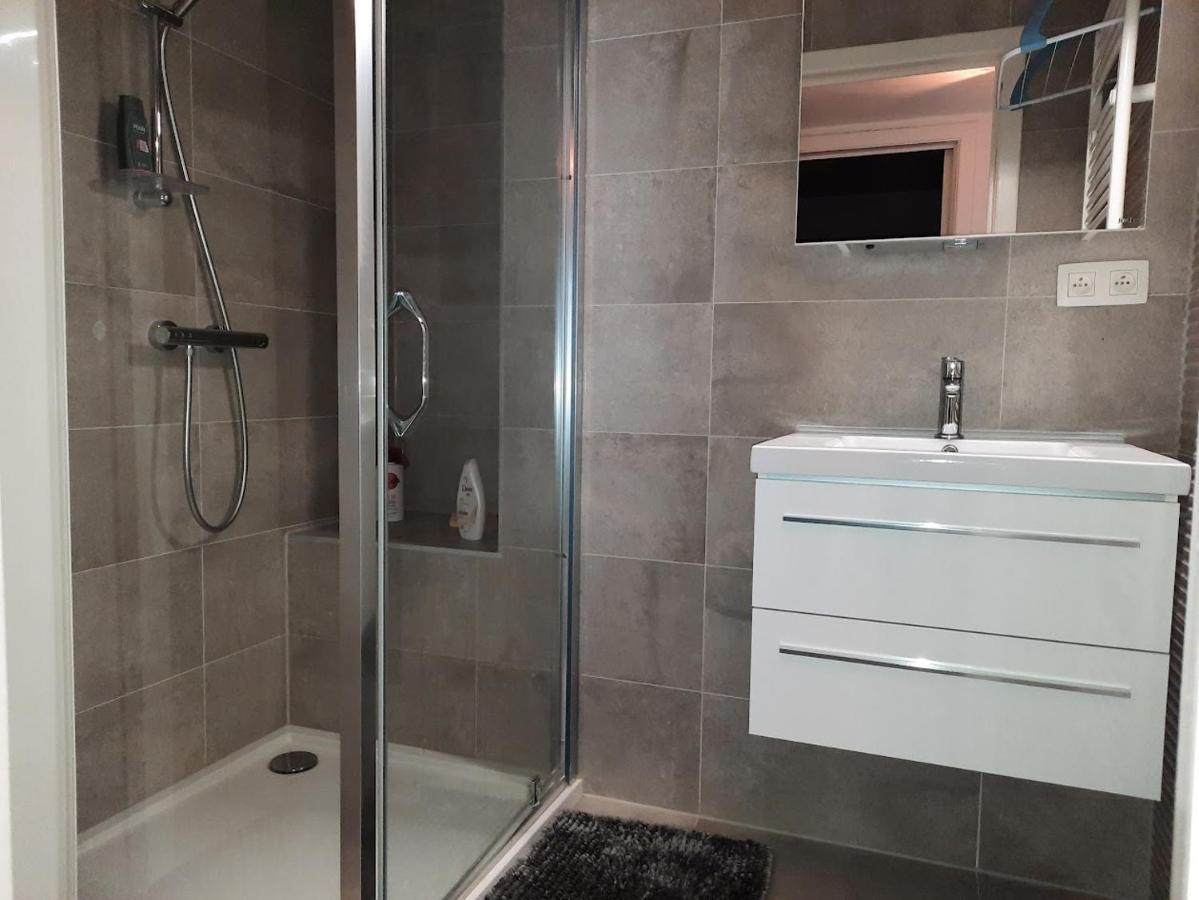 Lichtrijk En Comfortabel Hoekappartement Met Gratis Parking En Zeer Centraal Gelegen - Comme Chez Soi Oostende Exteriör bild