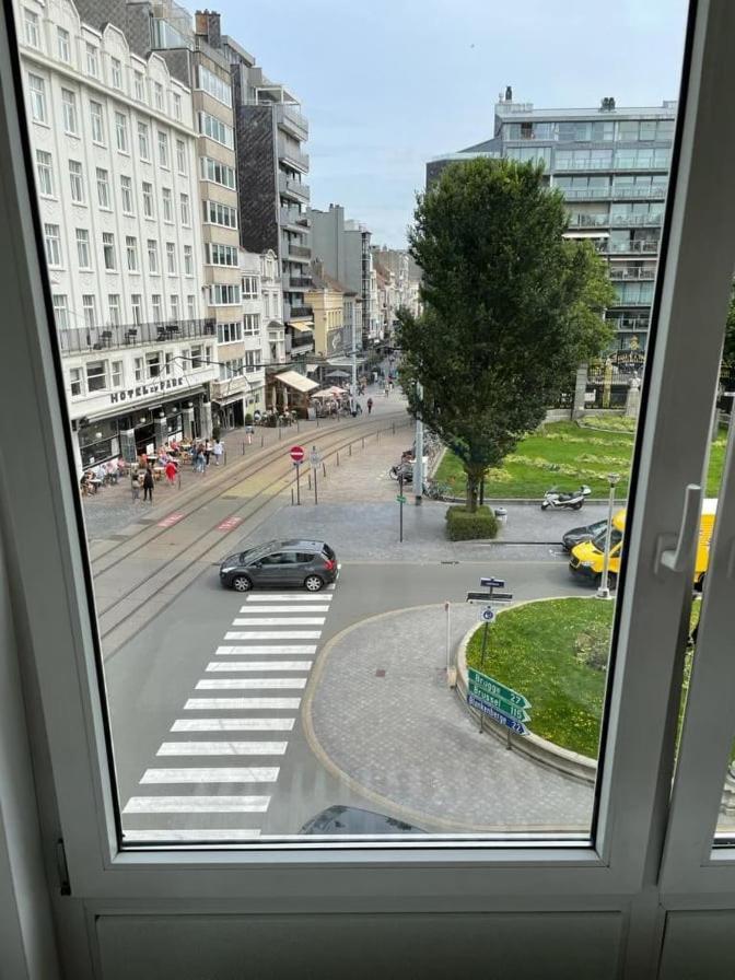 Lichtrijk En Comfortabel Hoekappartement Met Gratis Parking En Zeer Centraal Gelegen - Comme Chez Soi Oostende Exteriör bild
