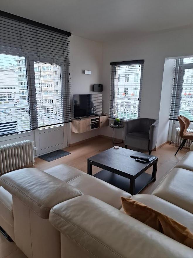 Lichtrijk En Comfortabel Hoekappartement Met Gratis Parking En Zeer Centraal Gelegen - Comme Chez Soi Oostende Exteriör bild
