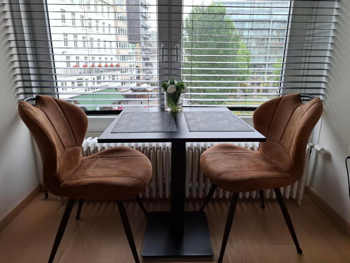 Lichtrijk En Comfortabel Hoekappartement Met Gratis Parking En Zeer Centraal Gelegen - Comme Chez Soi Oostende Exteriör bild