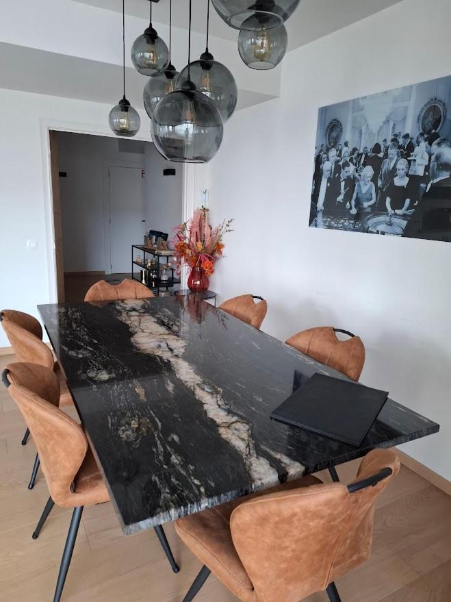 Lichtrijk En Comfortabel Hoekappartement Met Gratis Parking En Zeer Centraal Gelegen - Comme Chez Soi Oostende Exteriör bild